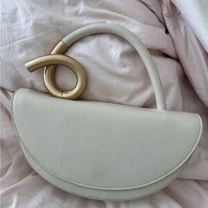 Cult Gaia
Azariah Leather Top Handle Bag
In half moon shape (ideal condition)